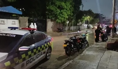 CTI y la Policía en el lugar del atentado en la parte externa de la Distrital El Bosque. 
