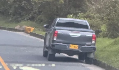 Camioneta abandonada en la vía donde se transportaba la senadora con dos de sus escoltas. 