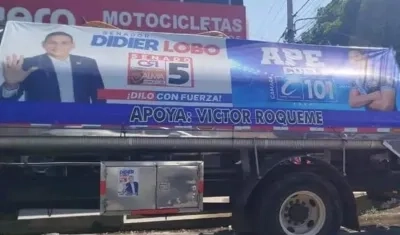 Carrotanque con publicidades de Didier Lobo y Ape Cuello.