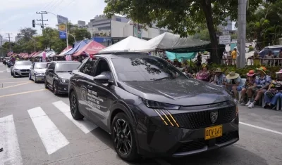 Caravana de carros de alta gama.