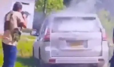 Momento en que disparan a la camioneta.