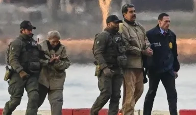 Cilia Flores y Nicolás Maduro en poder de las autoridades estadounidenses.