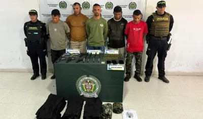 Los capturados y las armas incautadas.