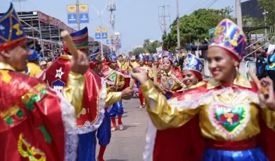 Danza del Paloteo Mixto en la Gran Parada de Tradición.