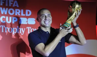 El exfutbolista franco-argentino David Trezeguet levanta el trofeo de la Copa Mundial de la Fifa 2026.