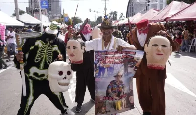 Wilfrido Escorcia, hijo Ismael Escorcia, creador del Descabezado, y los integrantes del disfraz colectivo.