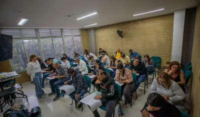 Docentes durante la prueba de ascenso y reubicación salarial. 
