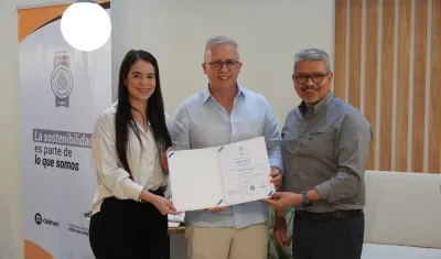 Simón Bolívar Meneses, Director Regional Caribe de ICONTEC entrega el reconocimiento al CEO Carlos Mario Peláez, acompañado por Natalia Struen Fontalvo, de la Cámara de Comercio de Barranquilla.