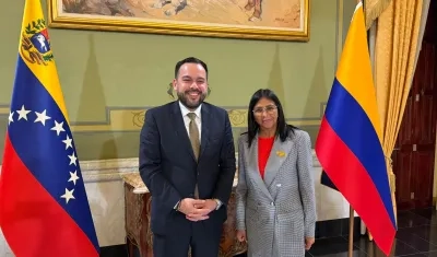 El ministro de Minas y Energía, Edwin Palma, y la presidenta encargada de Venezuela, Delcy Rodríguez.