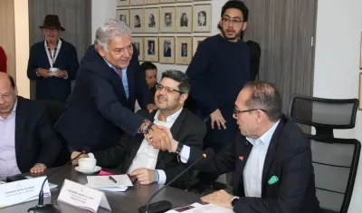 El presidente de Fenalco, Jaime Alberto Cabal, dando la mano al ministro de Trabajo, Antonio Sanguino.
