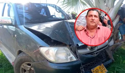 Vicente Mercado Cepeda conducía esta camioneta, la cual se estrelló cuando fue impactado a bala. 