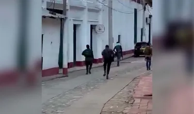 Guerrilleros se pasean por el casco urbano de El Carmen, Norte de Santander.