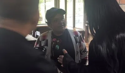 La senadora  Aida Quilcué junto con la guardia indígena tras ser liberada. 