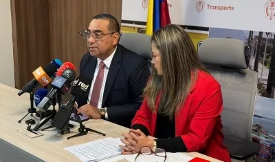 El director de la Aerocivil, Luis Martínez, y la ministra de Transporte, María Fernanda Rojas.
