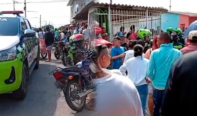 La Policía acordonó el lugar donde ocurrió el crimen en el barrio Villa Esperanza. 