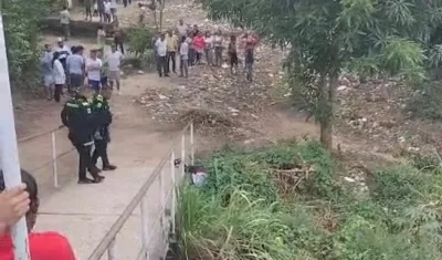 La víctima quedó tendida a un lado del arroyo. 