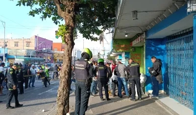 La Sijin se encargó de la inspección del cuerpo del hombre asesinado esta tarde en San Roque. 