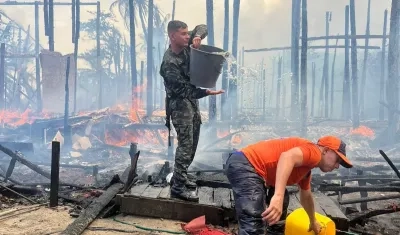 Incendio en playa de Mendihuaca.