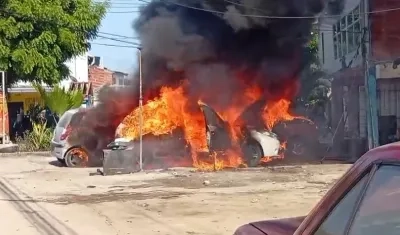 Los vehículos cuando eran consumidos por las llamas. 