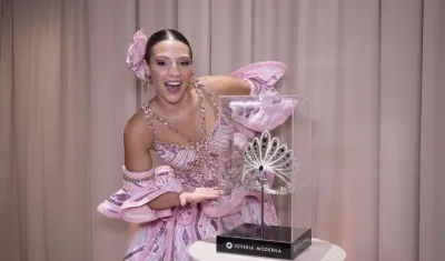 La Reina Michelle Char, con su corona.