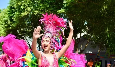 La Reina Sharon Hurtado fue una explosión de color y sabrosura en la 21.