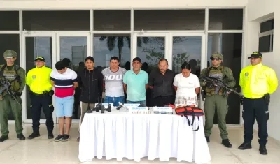 Los capturados y las armas incautadas.