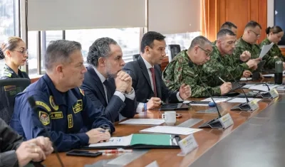 Los ministros del Interior, Armando Benedetti, y Defensa, Pedro Sánchez, en reunión con los órganos de control.