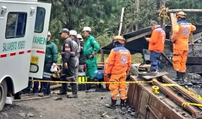 Los organismos de socorro en el lugar de los hechos. 