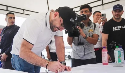 MinMinas firmando la circular