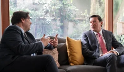 El Registrador Hernán Penagos (derecha) y un representante de la UE.