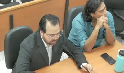 Nicolás Petro junto a su abogado Alejandro Carranza.