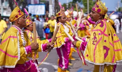 Danza del Paloteo de Gaira en La Gran Parada de Tradición del Carnaval de Barranquilla.