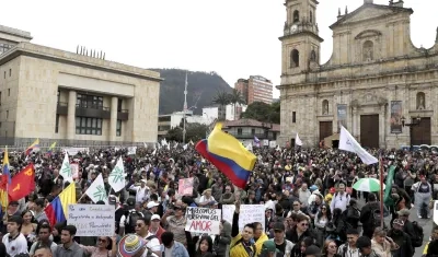 Asistentes a la Plaza de Bolívar, en Bogotá.