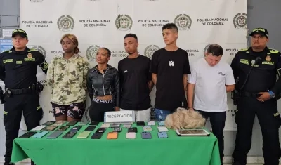 Los capturados junto a las autoridades.