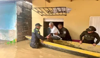 Policías rescatando a un adulto mayor en Córdoba.