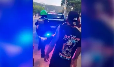 La Policía trasladado a uno de los heridos. 