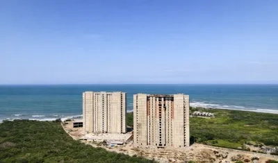 Vista aérea de Puntamarina Beach, en su primera etapa, conformada por las torres Sirena y Estrella. La segunda etapa contempla la Torre Corales, que se  ubicará al costado derecho del proyecto.