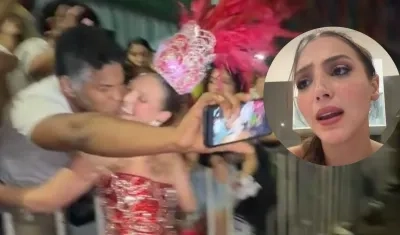 Momento del beso y la imagen de la Reina.