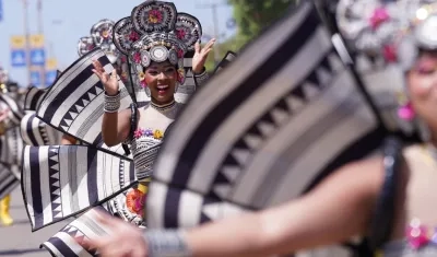 Rumbón normalista, homenaje al sombrero vueltio en la Batalla de Flores