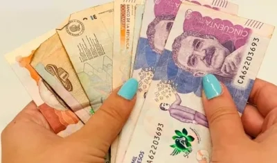 El aumento del salario mínimo del 2026 fue suspendido por el Consejo de Estado. 