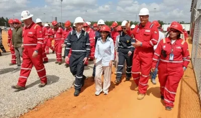 El secretario de Energía de Estados Unidos, Chris Wright, y la presidenta interina Delcy Rodríguez.