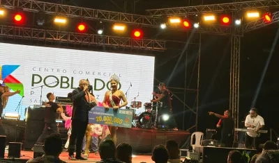 Shaddia Navarro con su corona como Reina Intermunicipal.