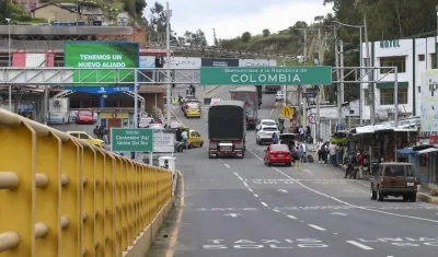 Vehículos de carga este jueves, en el zona fronteriza de Colombia con Ecuador en Rumichaca (Ecuador)