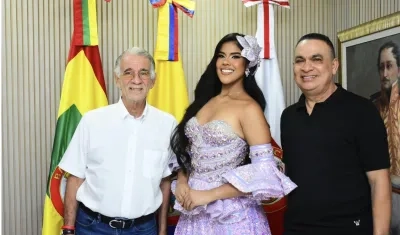 El Gobernador Eduardo Verano, la Reina Stefanny Martínez Barceló y Hilton Escobar, director de la Banda de Baranoa.