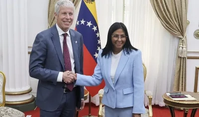 La mandataria encargada de Venezuela, Delcy Rodríguez (d), saluda al secretario de Energía de EE.UU., Chris Wright. 