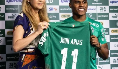 Jhon Arias en compañía de Leila Pereira, presidenta del Palmeiras. 