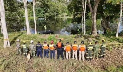 Autoridades en el lugar del hallazgo. 