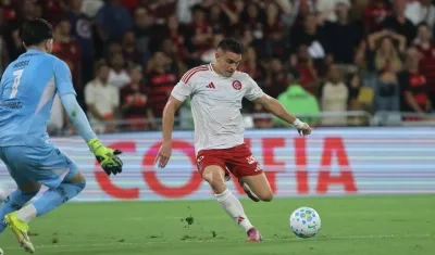 Rafael Santos Borré se alista para definir ante el portero del Flamengo, Agustín Rossi. 