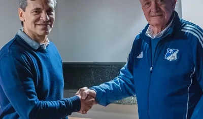 Fabián Bustos con el presidente de Millonarios, Enrique Camacho.