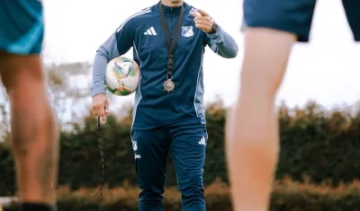 Fabián Bustos dirigió el martes su primer entrenamiento como técnico de Millonarios. 